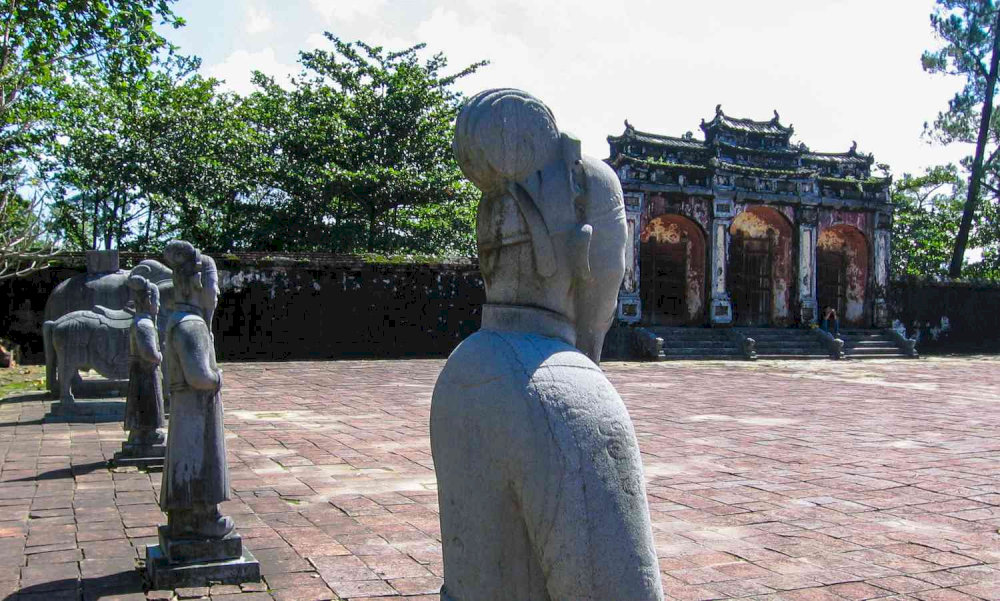 The worship courtyard with statues of the civil and military officials